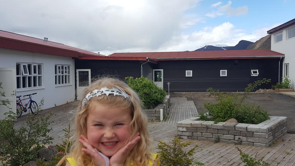 Hotel Sveinbjarnargerdi Svalbarthseyri エクステリア 写真
